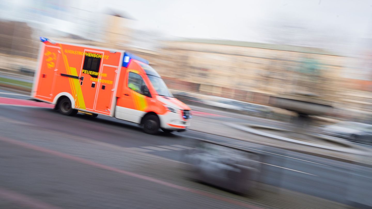 Polizei ermittelt: Kollision mit Lkw – Autofahrerin lebensgefährlich verletzt