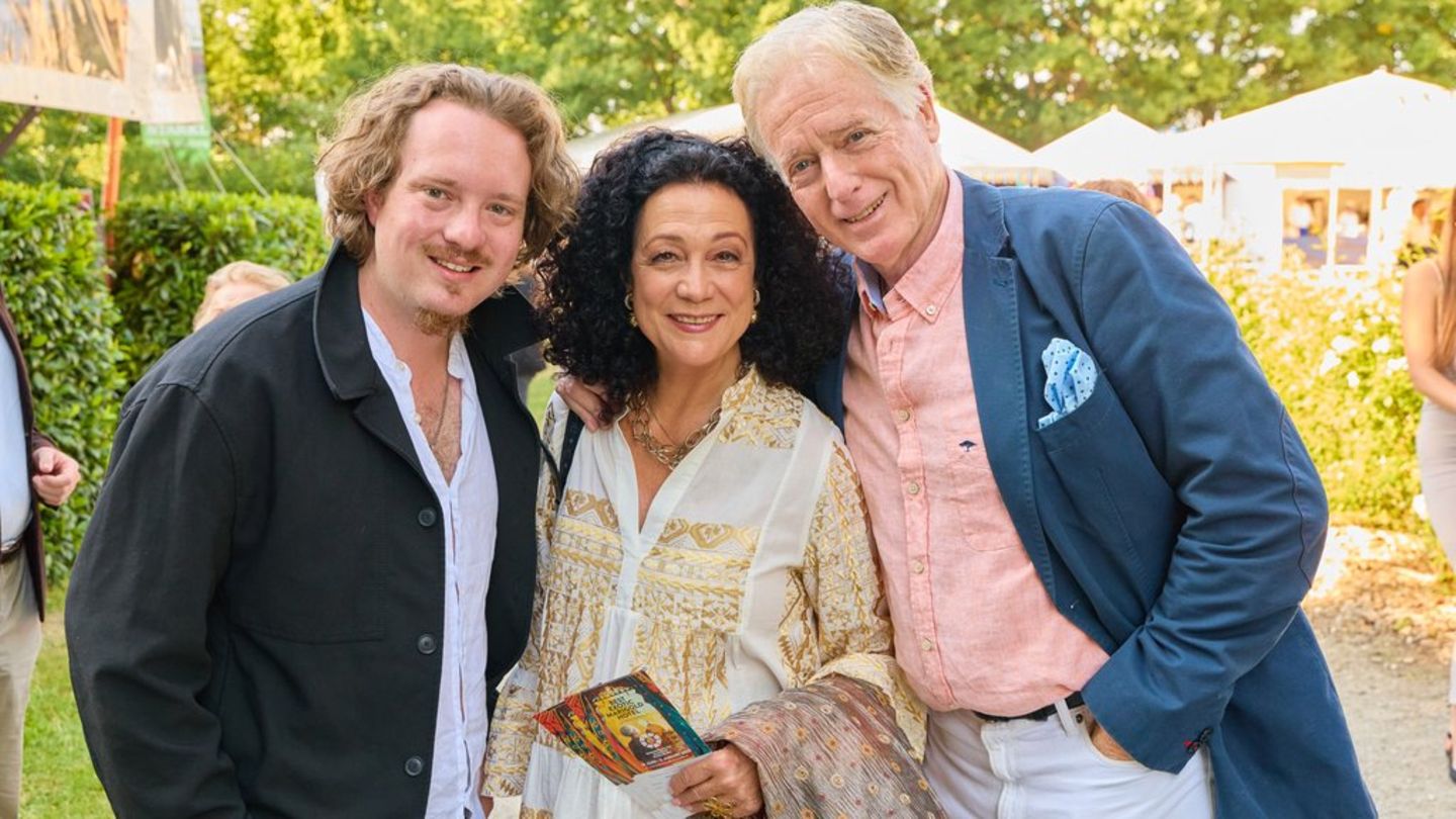 Theaterpremiere: Barbara Wussow genießt Familienausflug