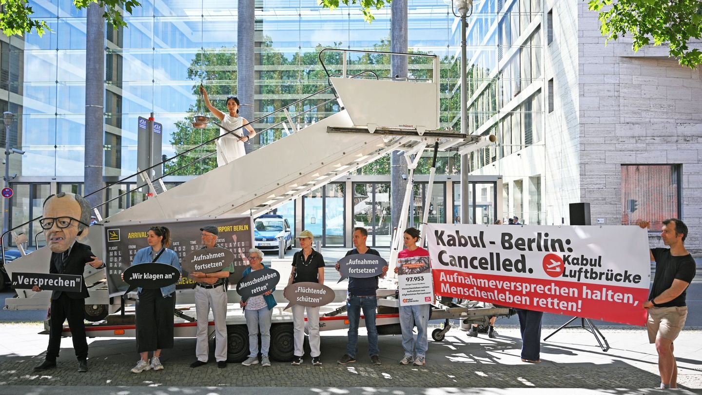 Migrationspolitik: Aktivisten wollen Aufnahme von Afghanen erzwingen