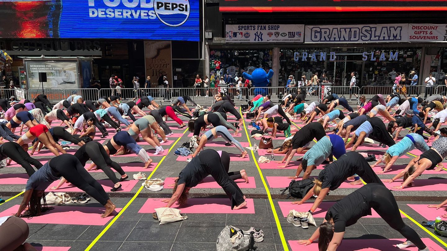 Welt-Yoga-Tag: Trotz Hitzewelle: Massen-Yoga auf New Yorks Times Square