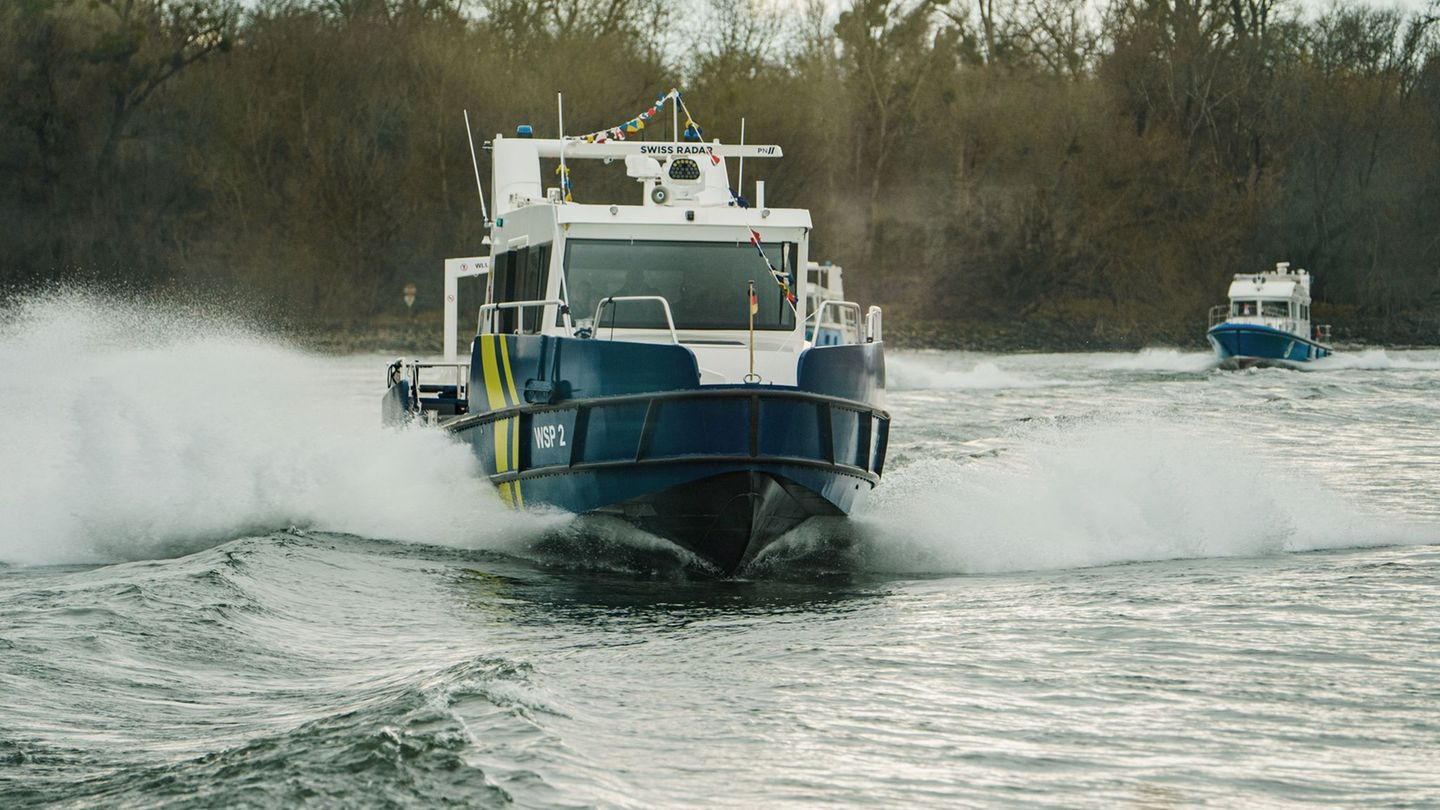 Sportboot: 20-Tonnen-Sportboot steckt auf Rhein-Buhne fest