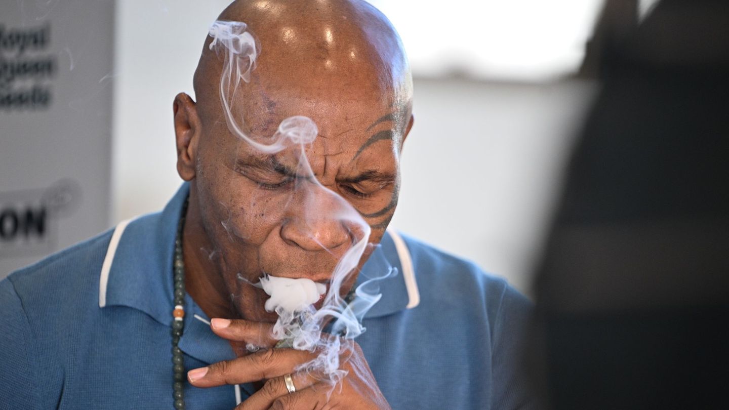 Leute: Box-Ikone Mike Tyson kifft in Berlin