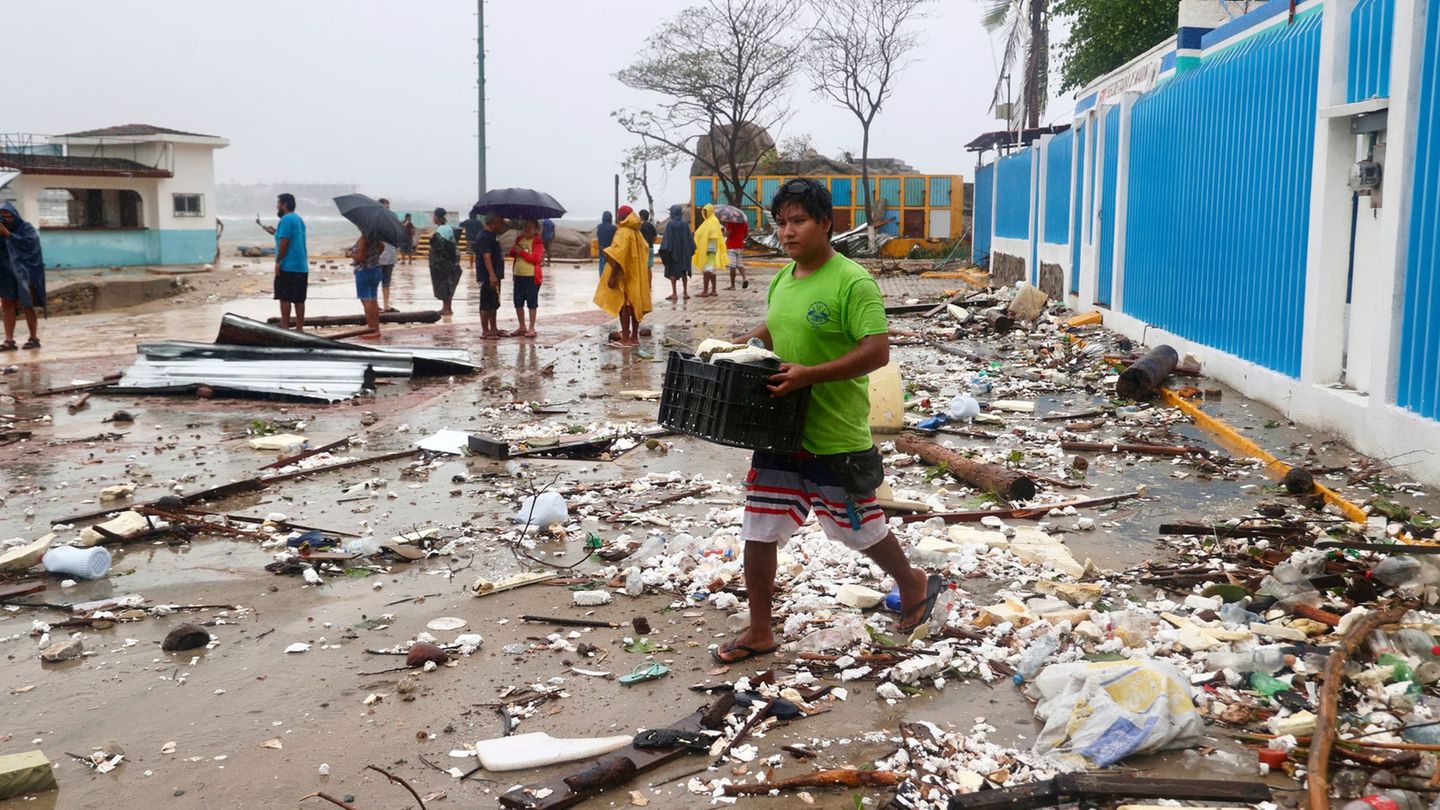 Unwetter: Hurrikan „Erick“ verliert über Mexiko an Kraft