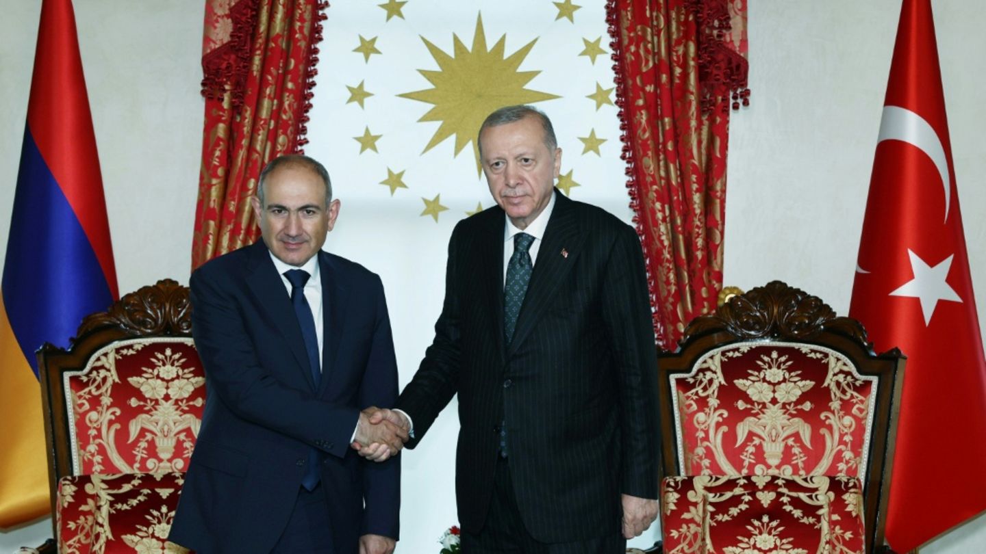 Treffen mit Erdogan: Armeniens Regierungschef zu „historischem“ Besuch in Istanbul