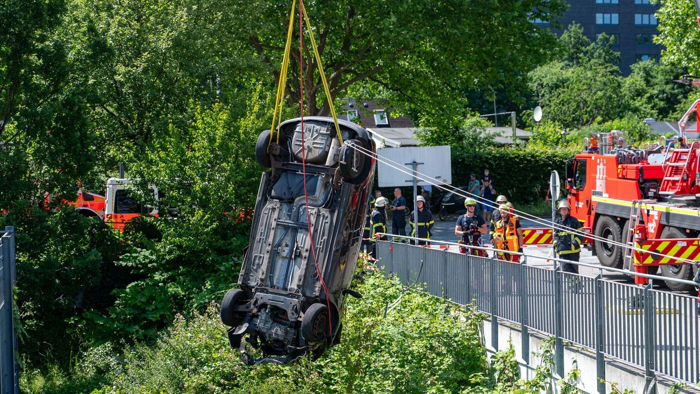 Hamburg: Auto stürzt aus Parkhaus fünf Meter in Tiefe