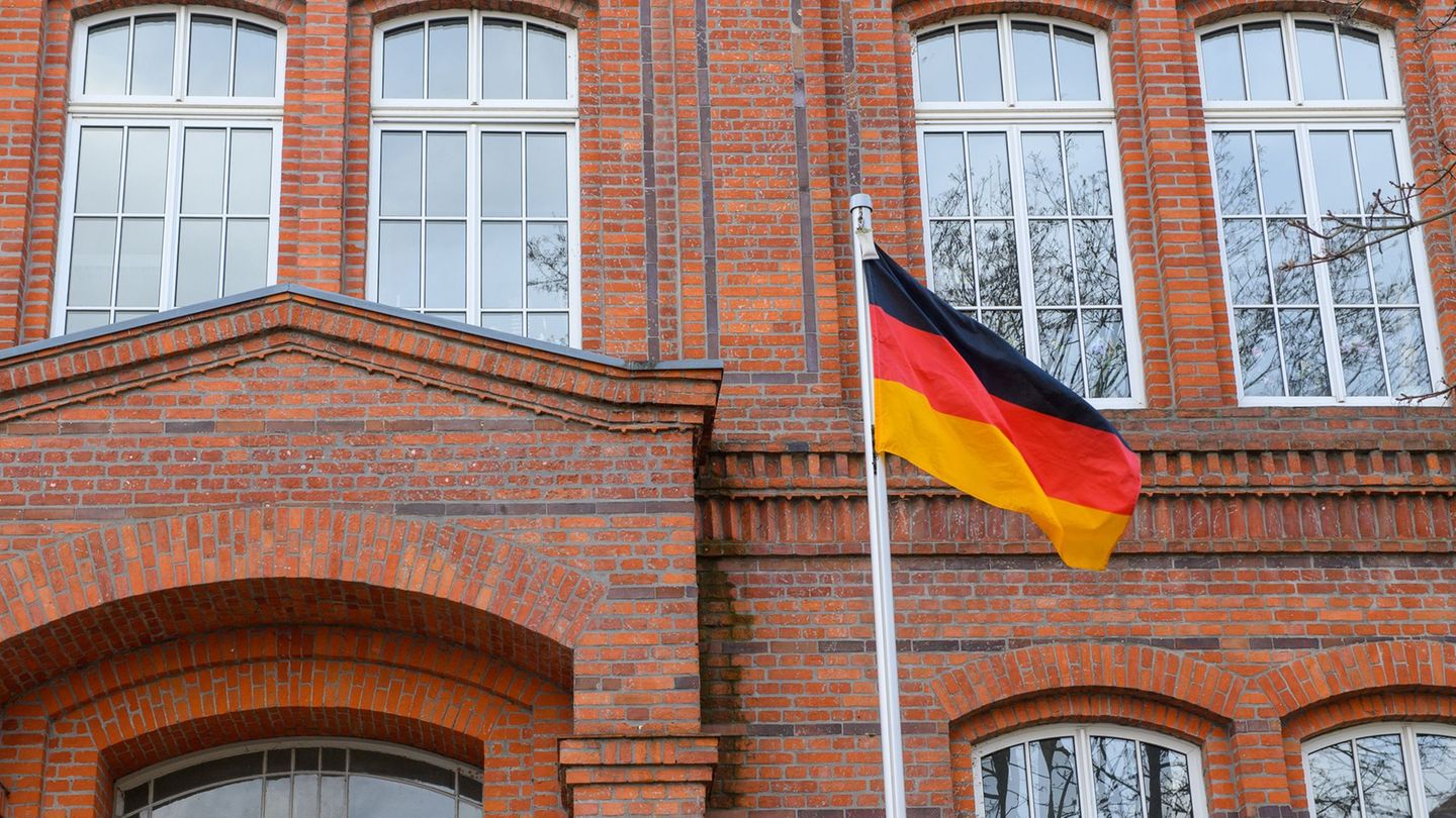 Fahnenfrage: Immer mehr öffentliche Gebäude hissen die Bundesflagge