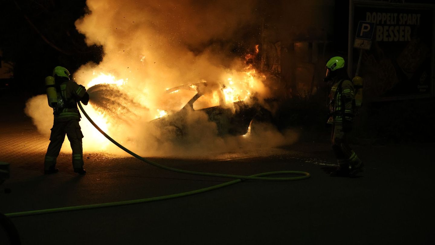 Kriminalität: Drei Autos brennen in Berlin – Verdacht auf Brandstiftung