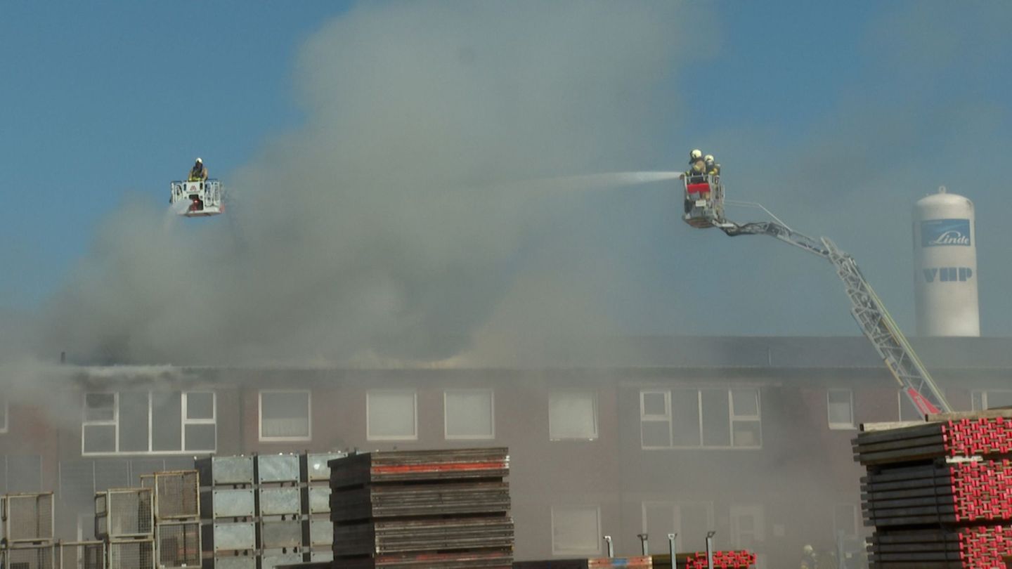 Brand: Großbrand in Quickborn: Feuerwehr kämpft seit Stunden