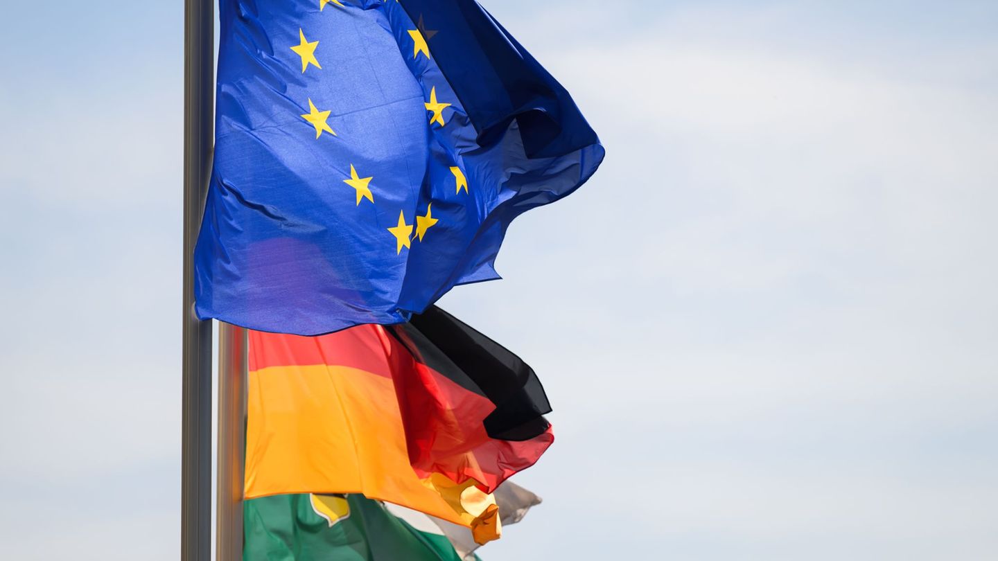 Fahnen: Auch in Sachsen Anträge zu Beflaggung an Schulen