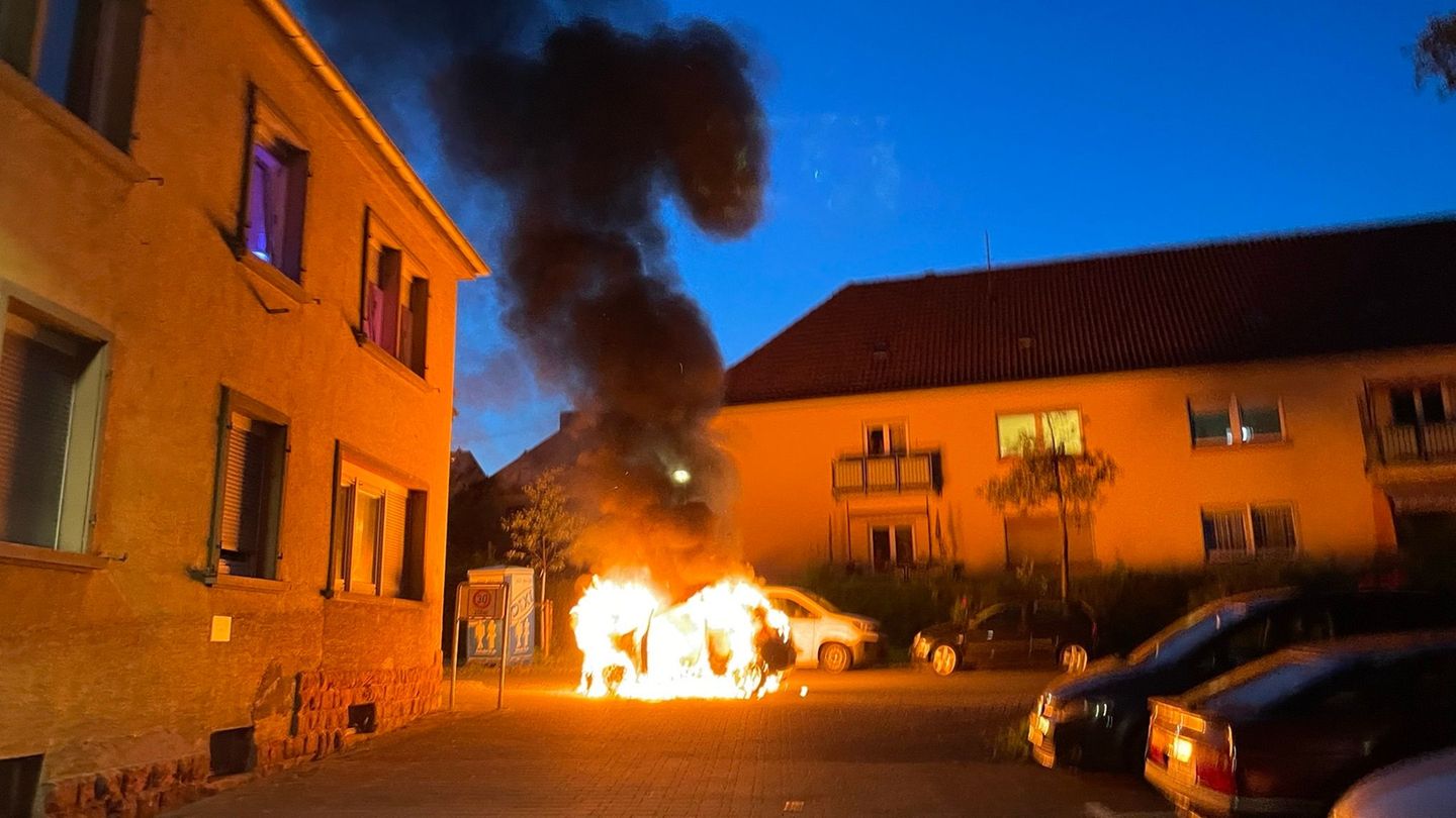 Brandursache unklar: Pizza-Lieferauto geht in Flammen auf