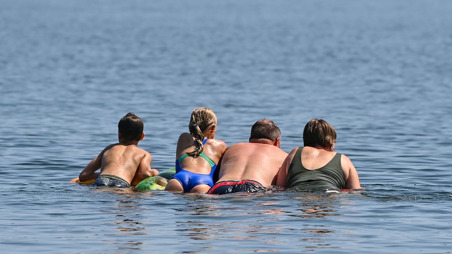 Sommer und Sonne: Volle Freibäder in Brandenburg am Hitzetag
