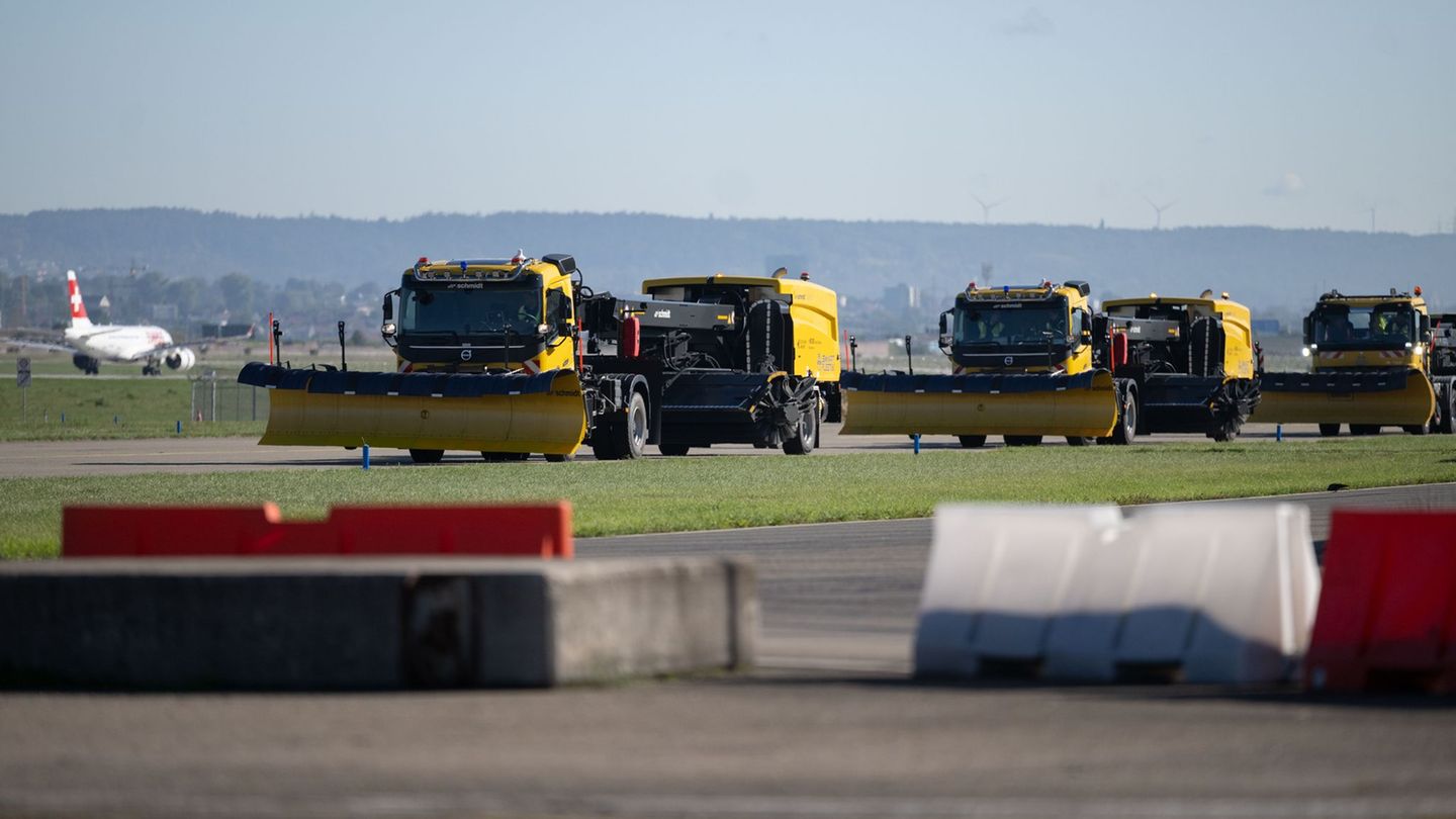 Luftverkehr: Übung im Sommer: Flughafen Leipzig testet Robo-Schneepflüge
