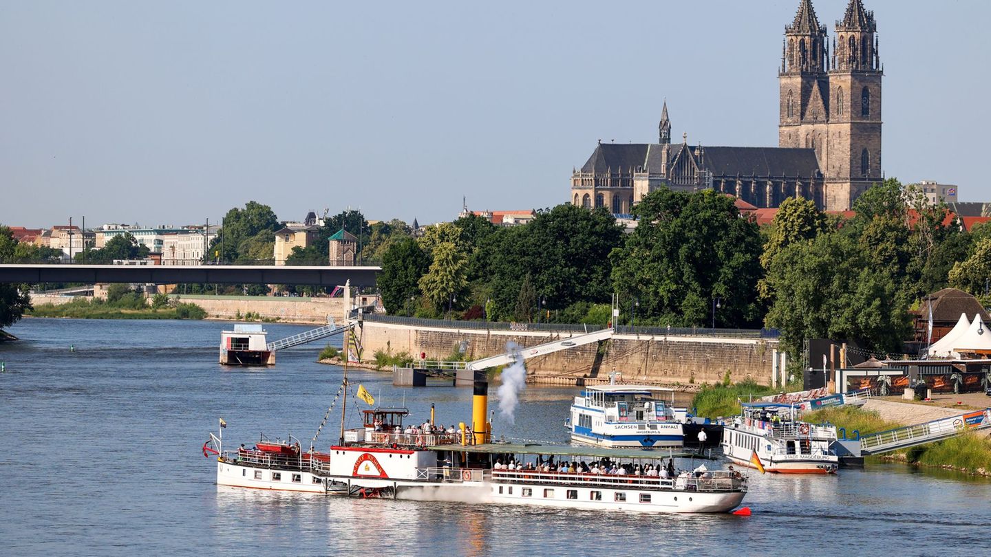 Schifffahrt: Raddampfer „Kaiser Wilhelm“ passiert Magdeburg