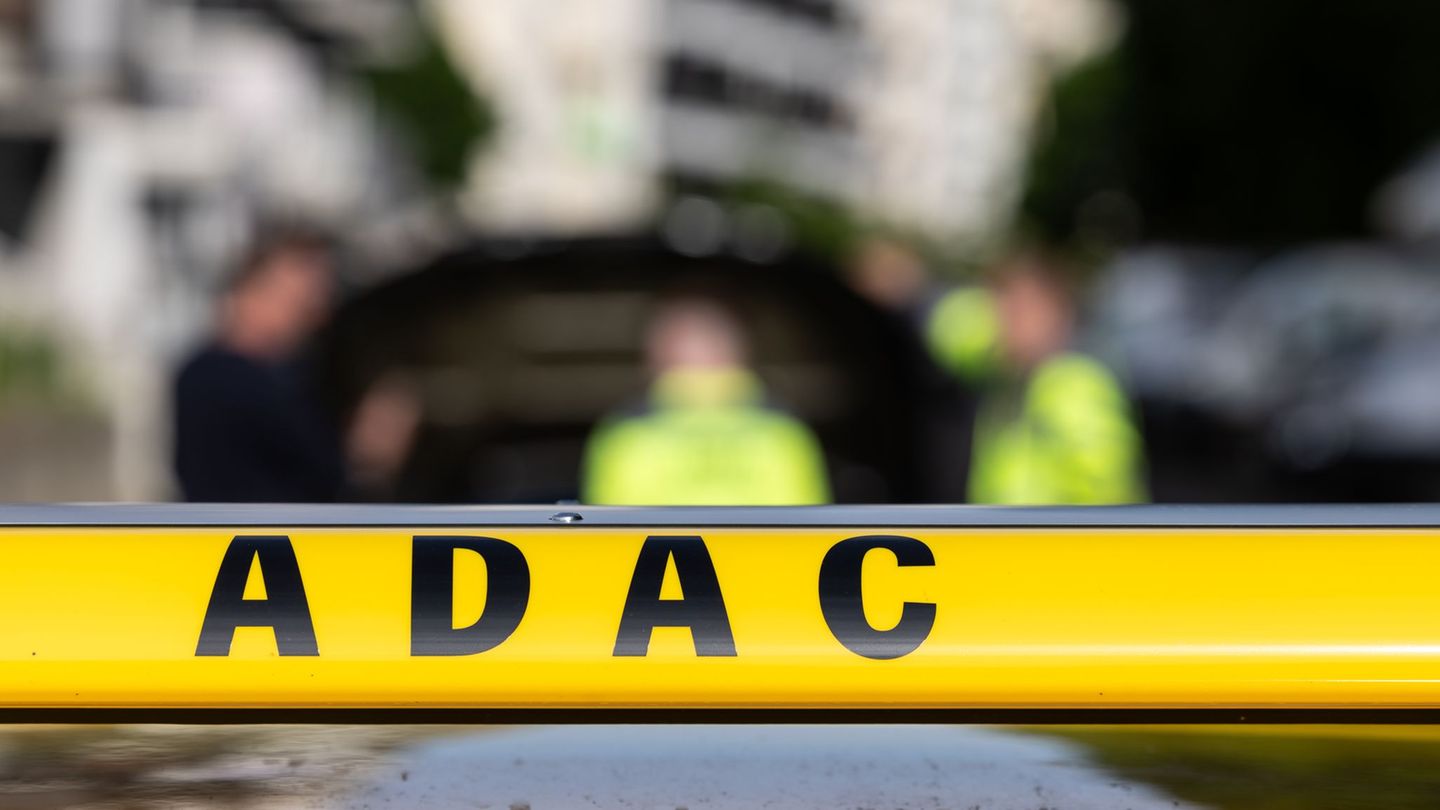 ADAC Jubiläum: James-Bond-Oldtimer und Fahrrad: Pannenhelfer im Einsatz