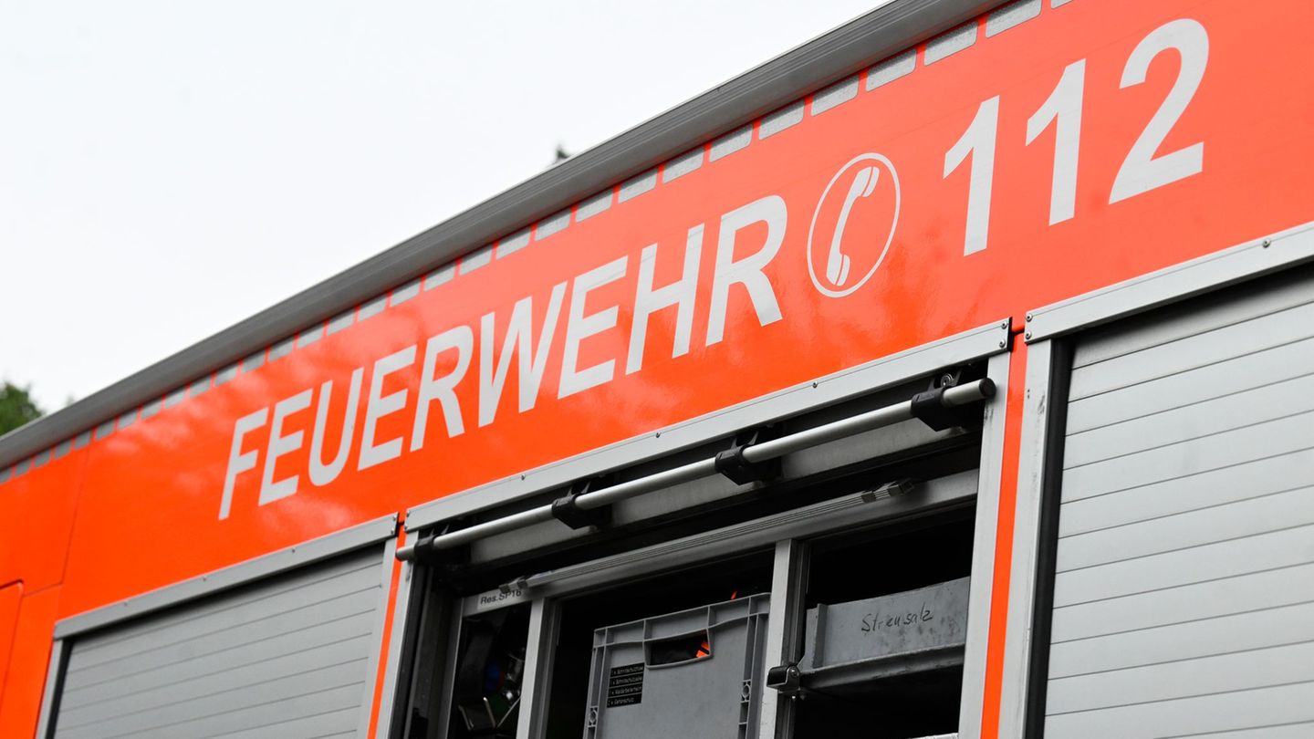 Zu Fahrzeugbrand gerufen: Feuerwehrleute finden Leiche in brennendem Auto