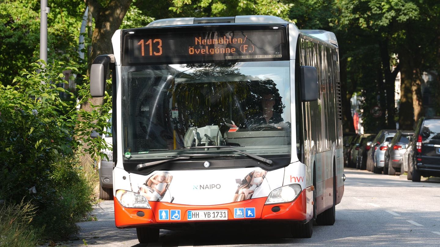 Verkehrsunfall: Bus fährt in Wartehäuschen – Rollstuhlfahrerin verletzt