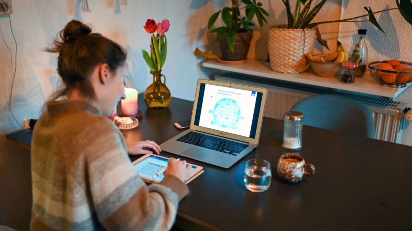 Umfrage: Viele Arbeitnehmer sind häufiger im Homeoffice als erlaubt