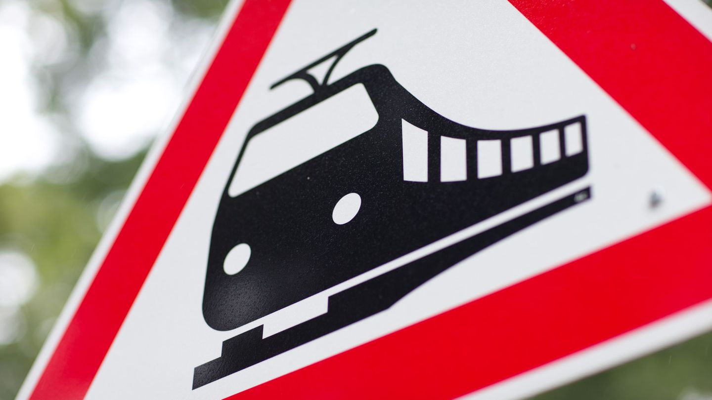 Bahnunfall: Zug kollidiert mit Auto – Zwei Verletzte