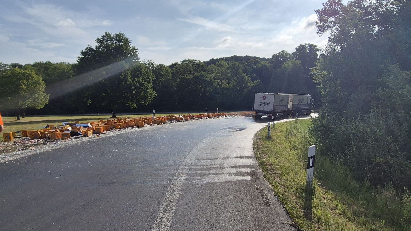 Getränkekästen und Flaschen: Lkw verliert Glasflaschen auf A480 bei Gießen