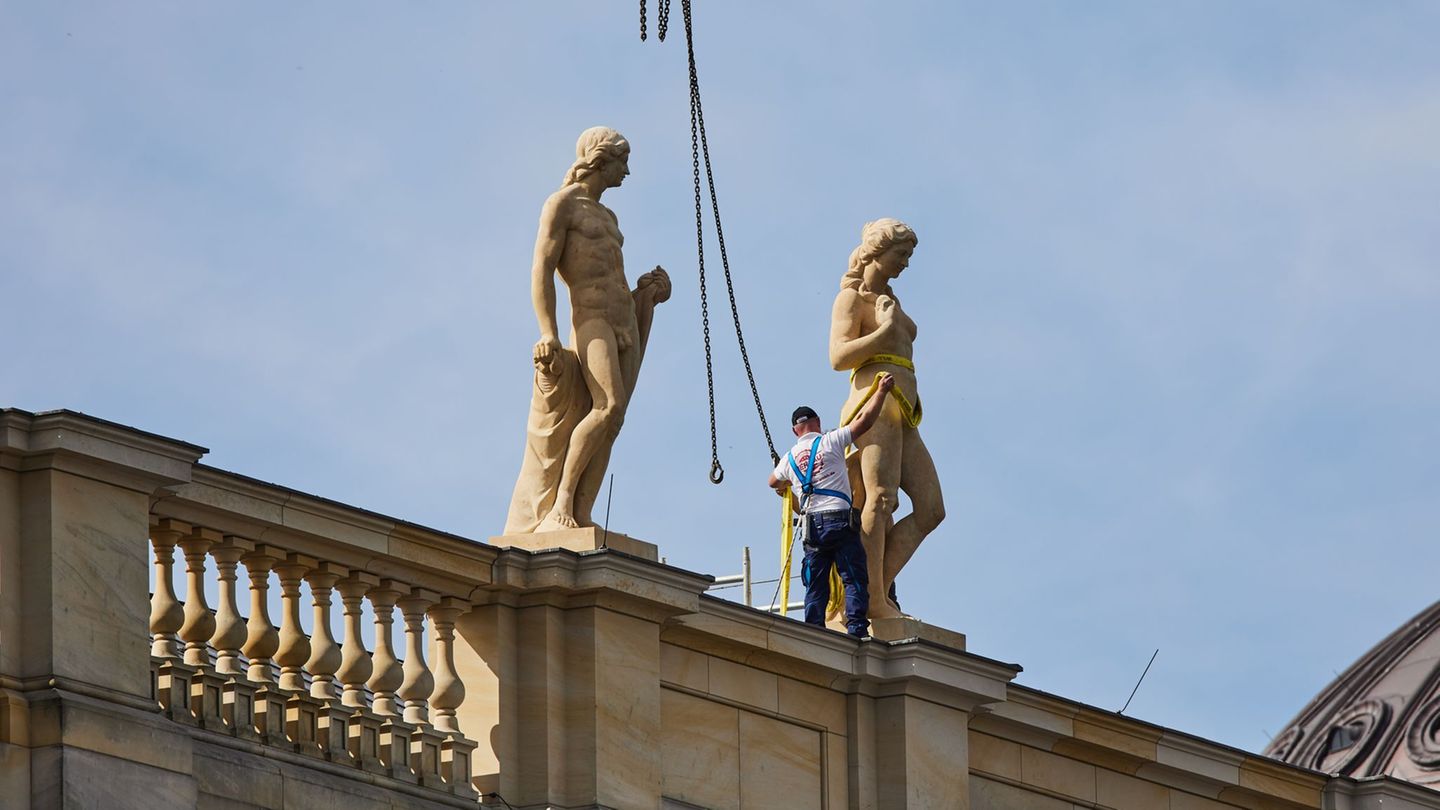 Figuren aufgestellt: Letzte Arbeiten am Berliner Humboldt Forum