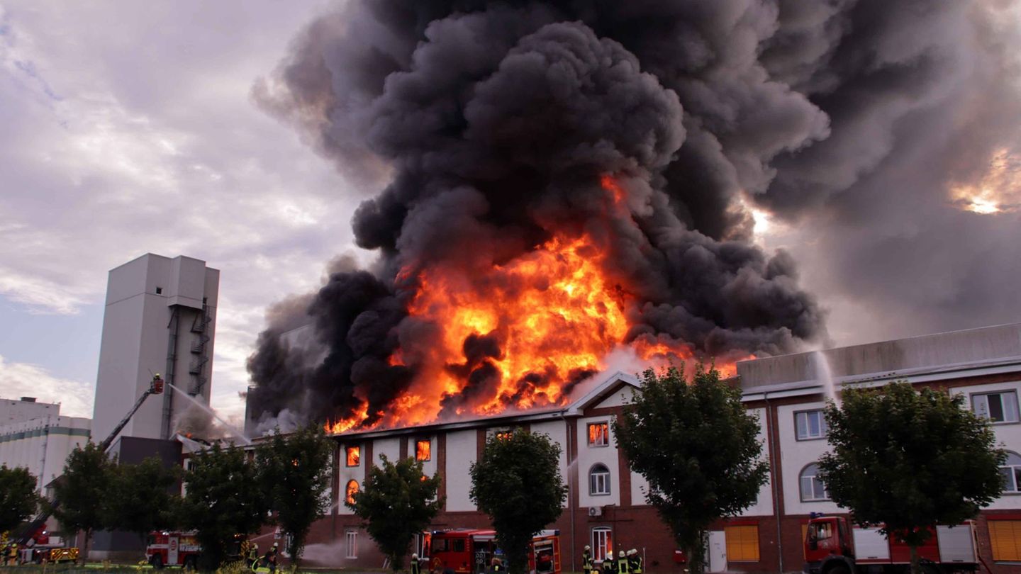 Feuerwehreinsatz: Haferflocken-Fabrik in Karstädt brennt lichterloh