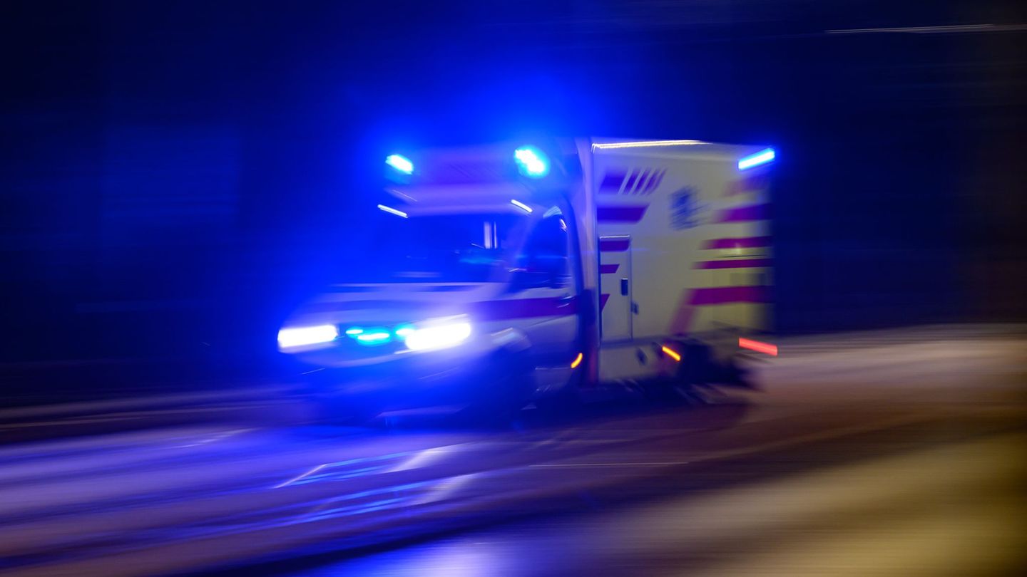 Landkreis Alzey-Worms: Tödlicher Unfall: Auto kracht nachts gegen Baum