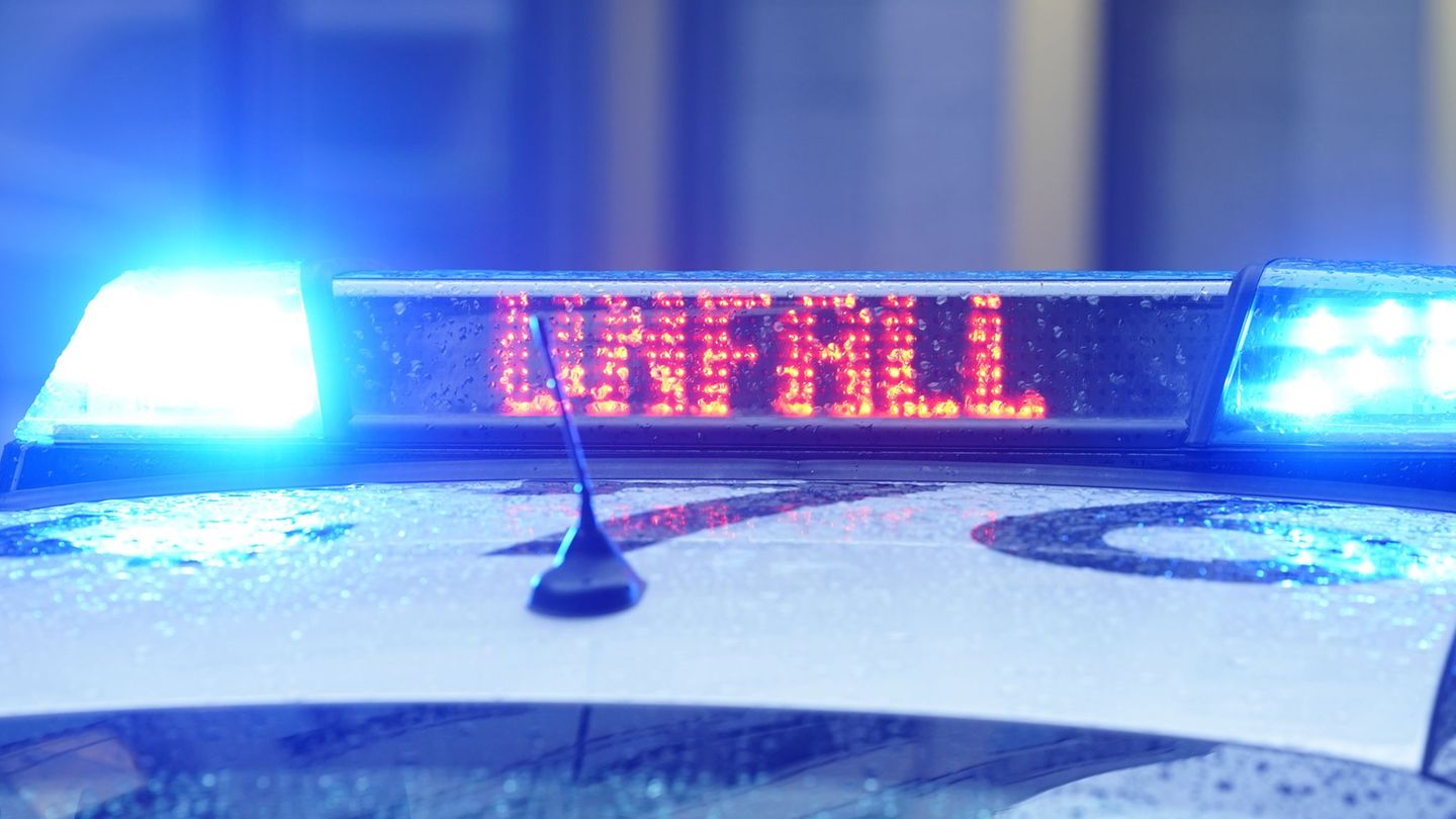 Verkehrsunfall: Auto kracht in Baum – Ein Toter, zwei Schwerverletzte