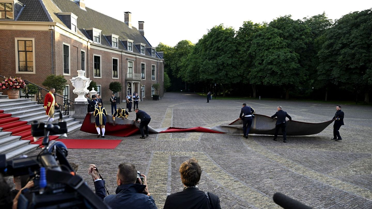 Niederlande: Roter Teppich beim Nato-Gipfel vom Winde verweht