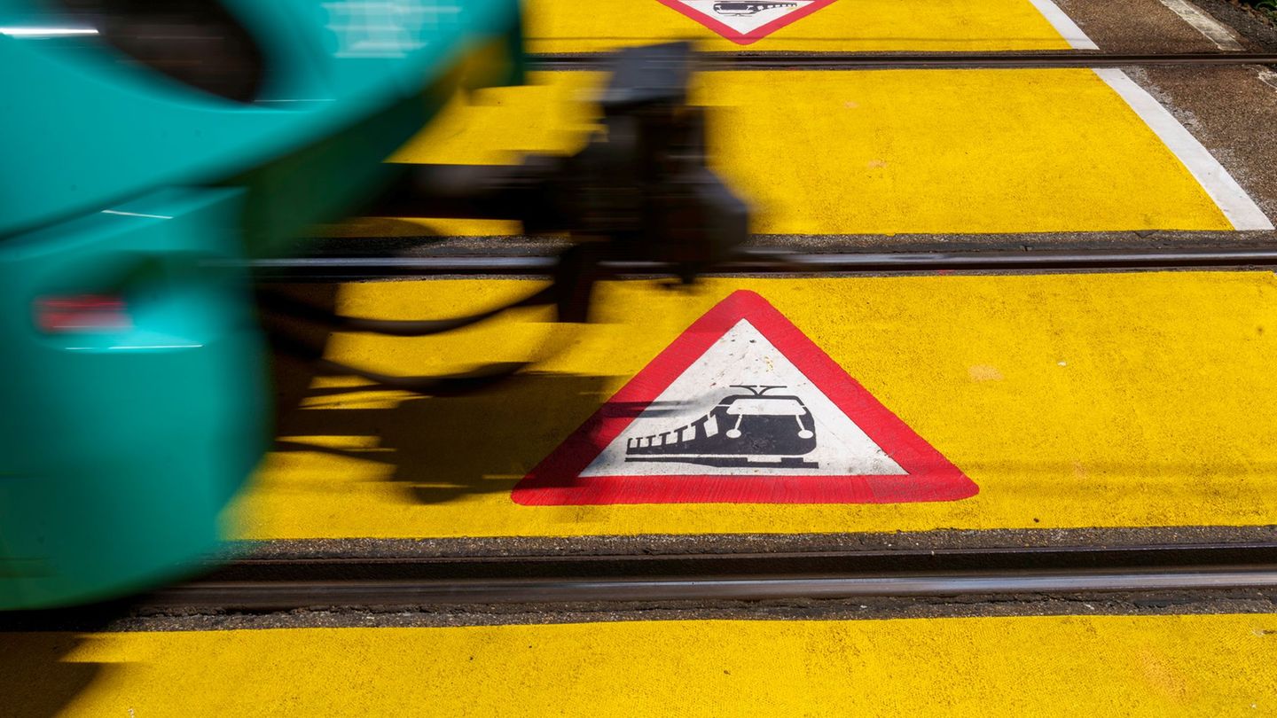 Verkehr: Tödlicher Unfall: Fußgängerin von Straßenbahn eingeklemmt