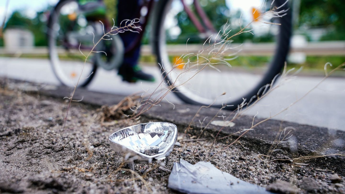 Zeugen gesucht: Radfahrer lässt nach Kollision Radfahrerin verletzt zurück