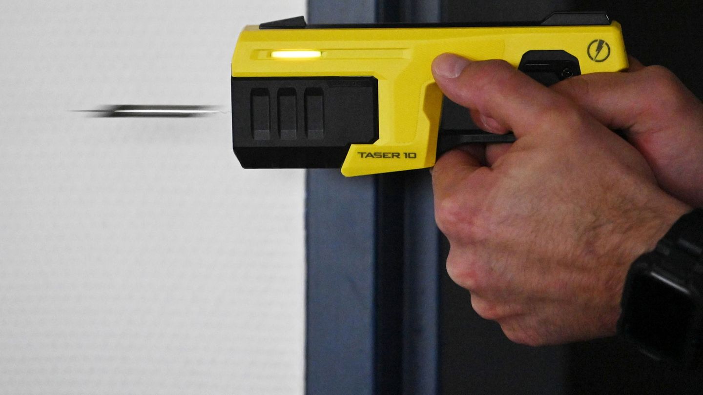 Polizei: Auch Streifenpolizisten im Südwesten sollen Taser testen
