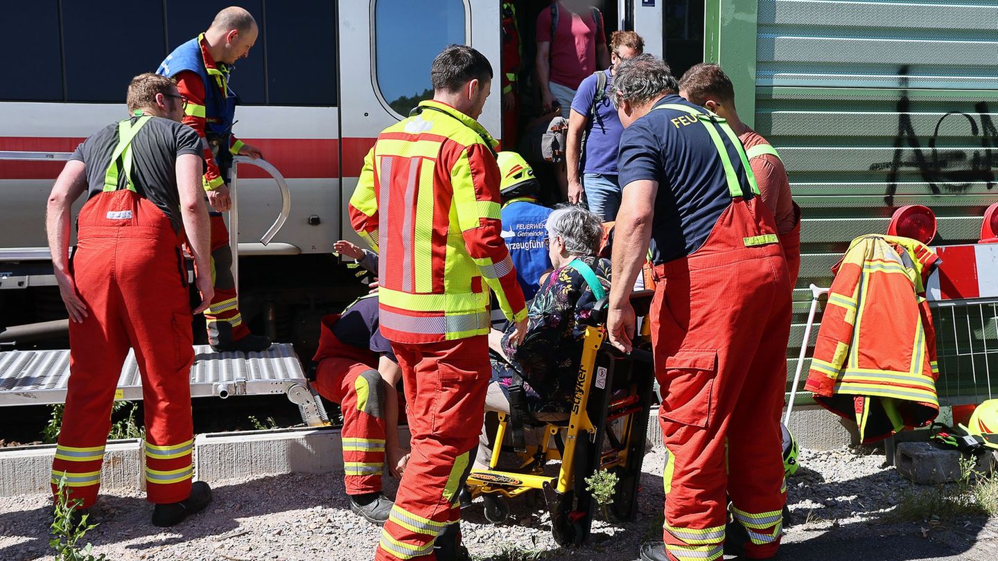 Bahn: ICE strandet mit Hunderten Fahrgästen in Unterfranken