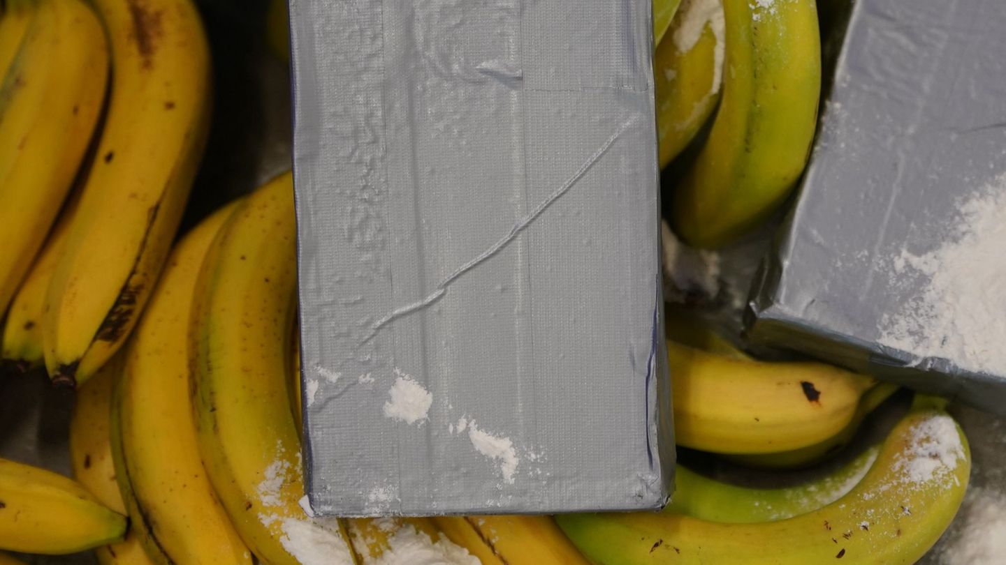 Durchsuchungen: Polizei findet Drogen in Bananenkisten in Supermärkten