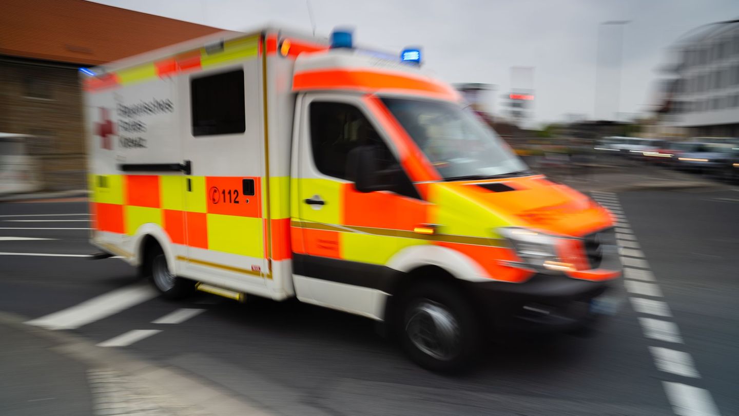 Passant verletzt: 84-Jährige fährt mit Auto in Schaufenster