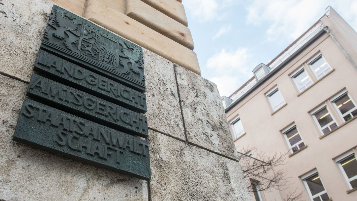 Kriminalität: Frau aus Fenster geworfen? Prozess gegen Ehemann