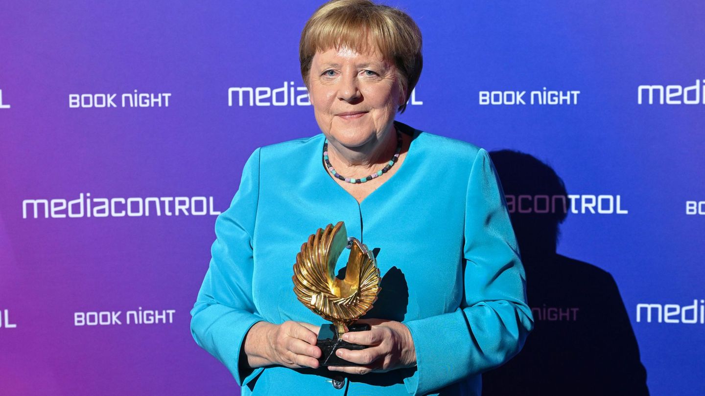 Nach dem Amtsaustritt: Merkel vermisst Blumensträuße und Kanzleramtsküche