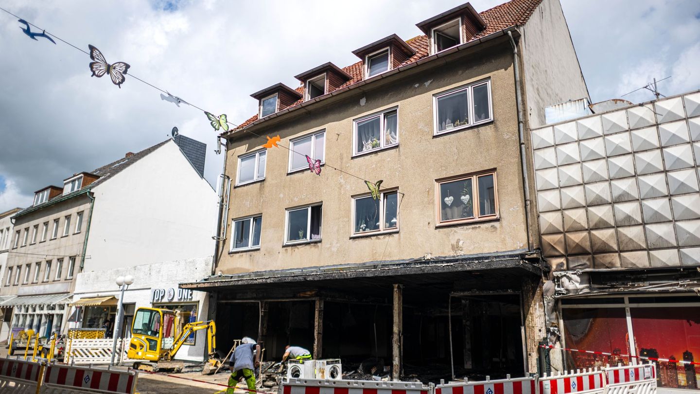 Feuer vorsätzlich gelegt?: Tödlicher Wohnhausbrand – Polizei ermittelt gegen Mann