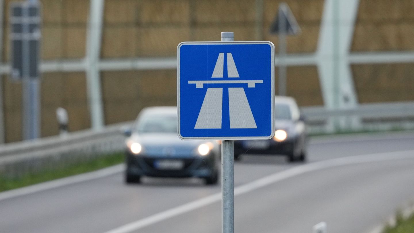 Verkehr: Sperrung auf A7 – Lkw mit Obst und Gemüse umgekippt