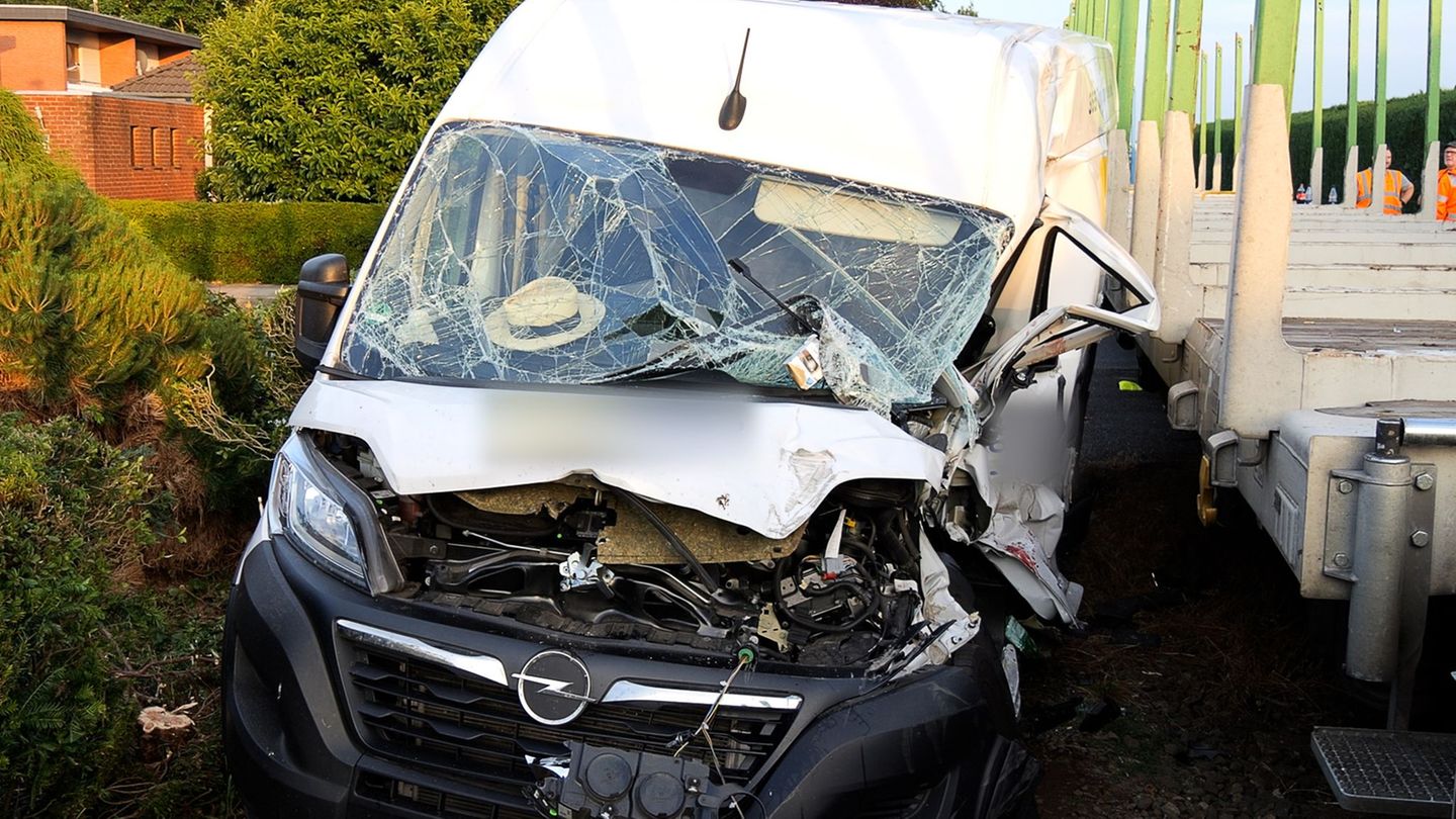 Bahnübergang bei Rot befahren: Transporter kollidiert mit Güterzug – Fahrer schwer verletzt