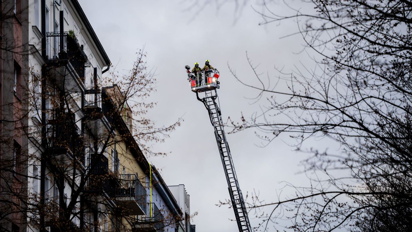Drehleiter-Einsatz: Feuerwehr rettet Menschen aus brennendem Haus