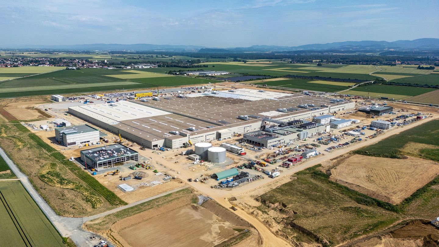 Bauprojekt: Erste Anlagen kommen ins BMW-Batteriewerk in Niederbayern
