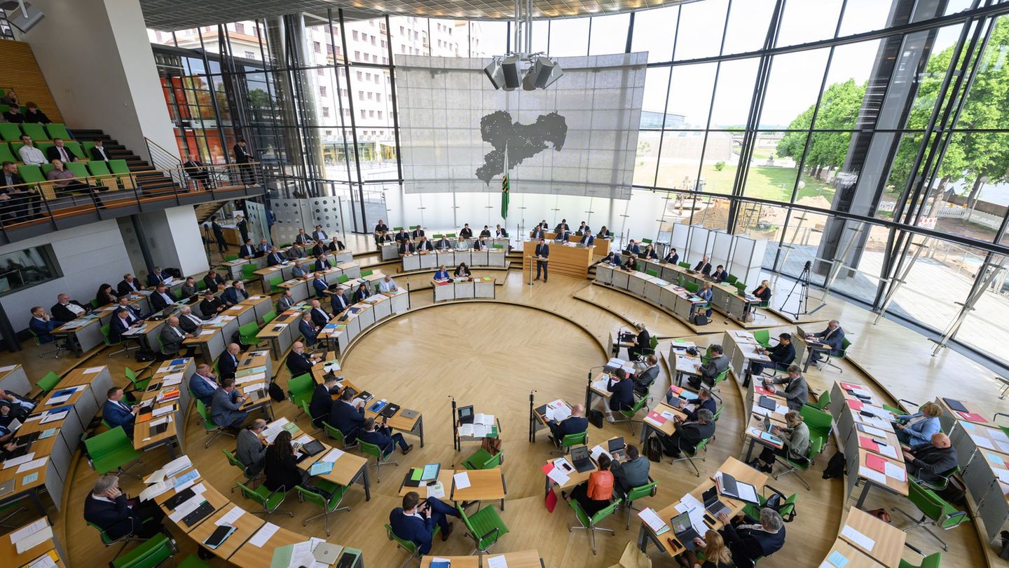 Nur AfD und BSW dagegen: Sachsens Landtag verabschiedet Doppelhaushalt 2025/2026