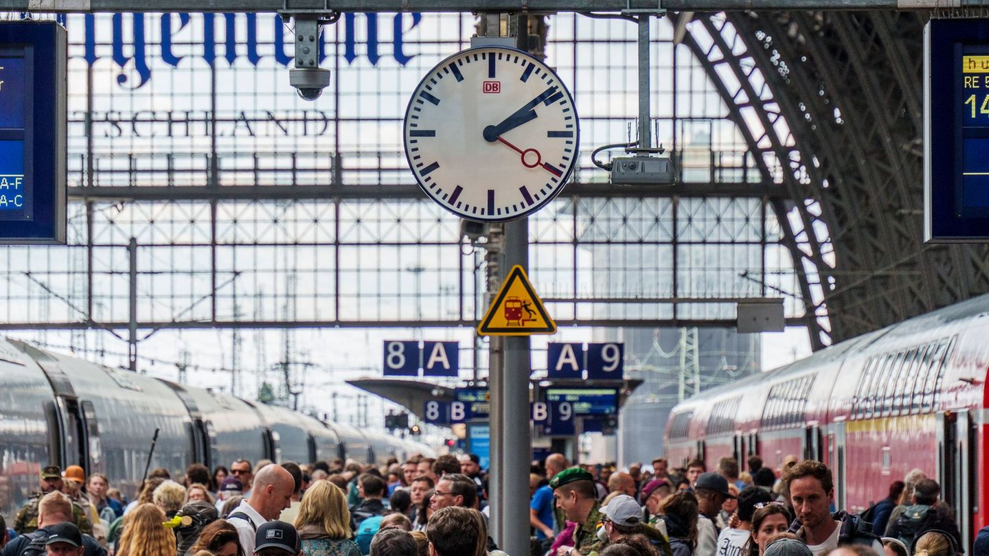 Jubiläumssommer: RMV spendiert Konzerte an Bahnhöfen zu Jubiläum