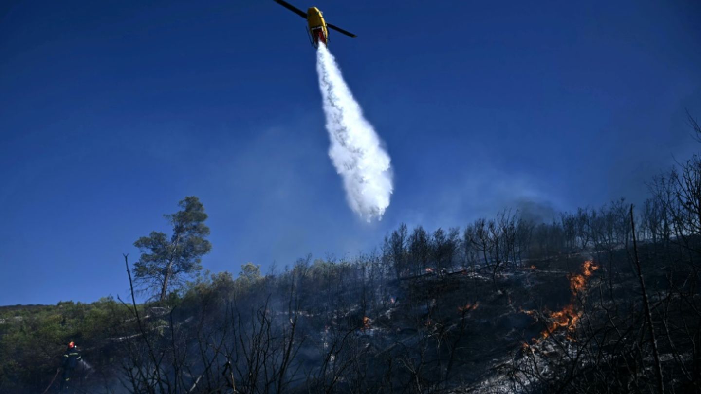 Evakuierungen und beschädigte Häuser nach Ausbruch von Waldbrand in Griechenland
