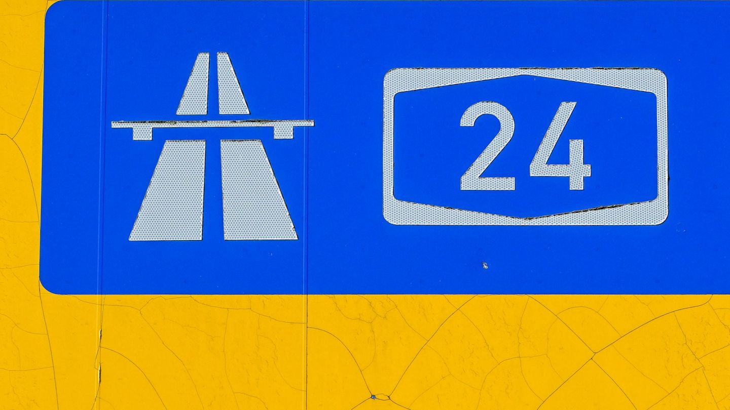 Unfall auf A24: Lkw kracht in Stauende – Fahrer stirbt
