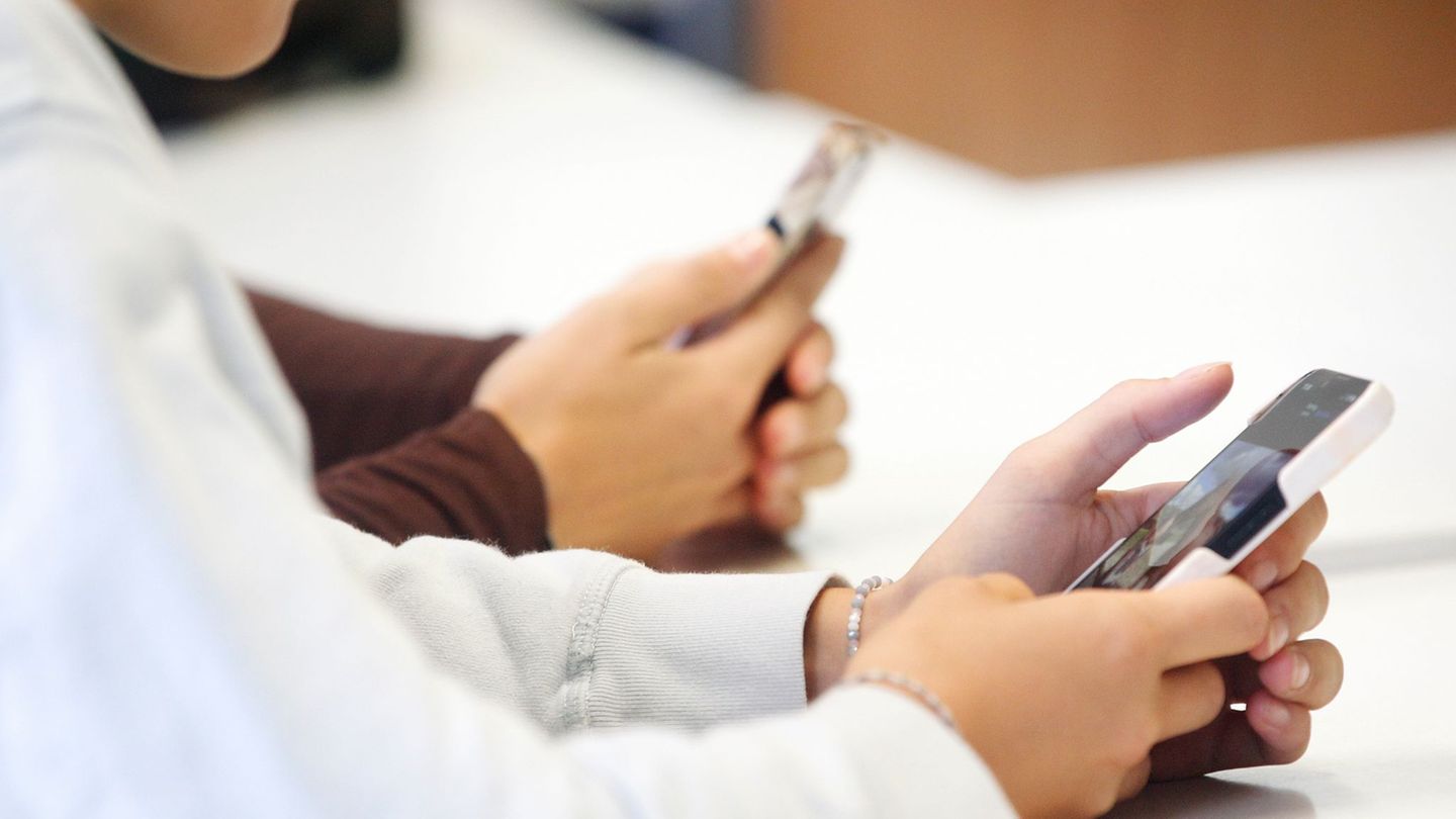 Smartphone-Tabu: Landtag stimmt über Handyverbot an Schulen ab