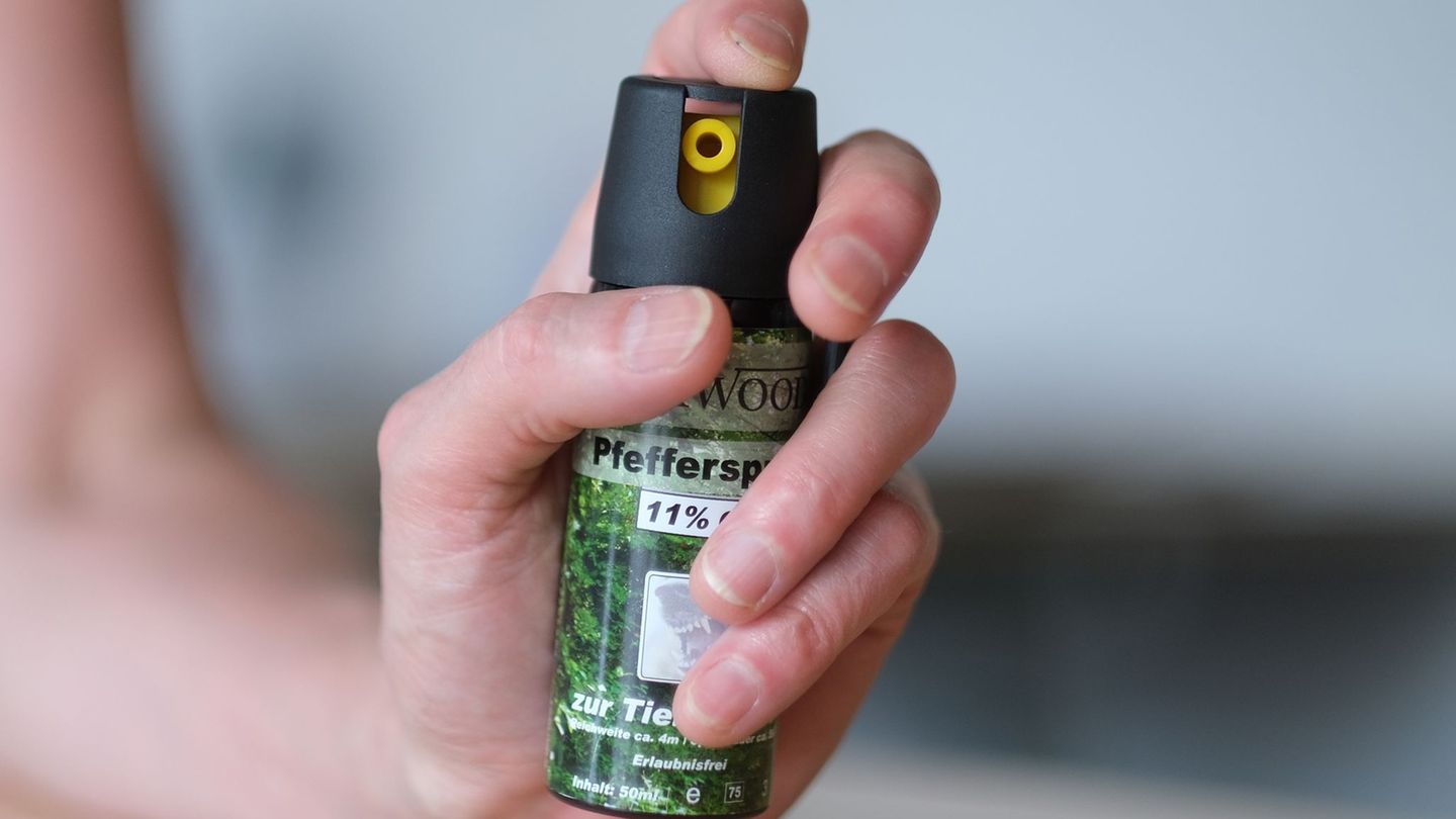 Großeinsatz: 17-Jährige versprühen Pfefferspray in Schule – 19 Verletzte