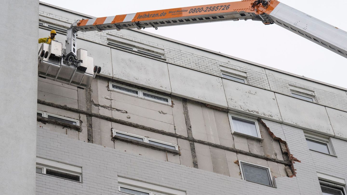Evakuierung: Hochhaus-Evakuierung: Zeitpunkt für Wiedereinzug ungewiss