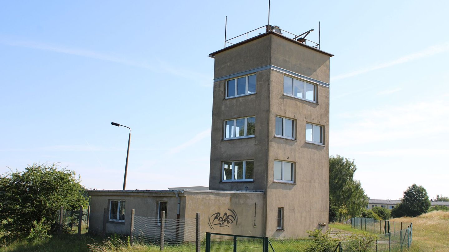 Relikt aus DDR-Zeiten: Ehemaliger Grenzturm an der Elbe versteigert