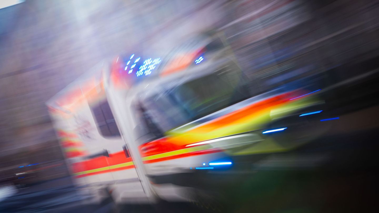 Schwerer Verkehrsunfall: Auto überschlägt sich: 80-Jährige schwer verletzt